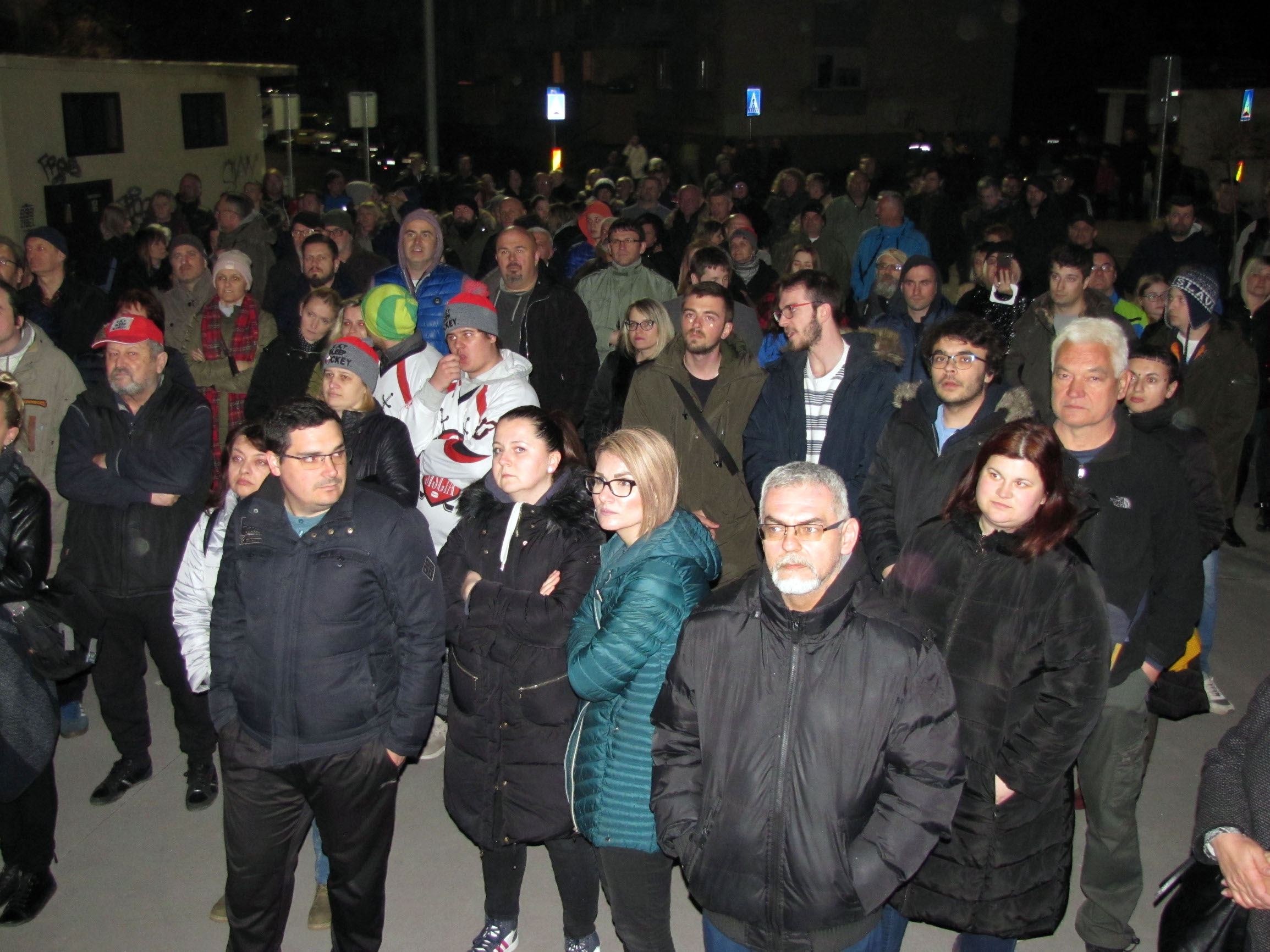 Sisak 28.02.2020. Prsovjed pred Ledenom dvoranom u Sisku odrzan je u petak navecer zbog odluke vodstva Dvorane i grada da se zabrani trening mladim hokejasima KH Siscia Sisak. Siscanii, njih oko 300, aplaudirali su mladim hokejasima kojima su i sinoc vrata dvorane ostala zatvorena te najavili nove prosvede i pritisak na gradonacelnicu Krisinu Ikic Banicek da promijeni svoju nezakonitu odluku o zabrani pristupa na led hokejasima HK Siscia. Na fotografiji: Prosvjed pred Ledenom dvoranom

Snimio: Mate Piskor / CROPIX                               